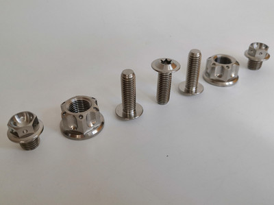 What are the advantages of titanium alloy screw